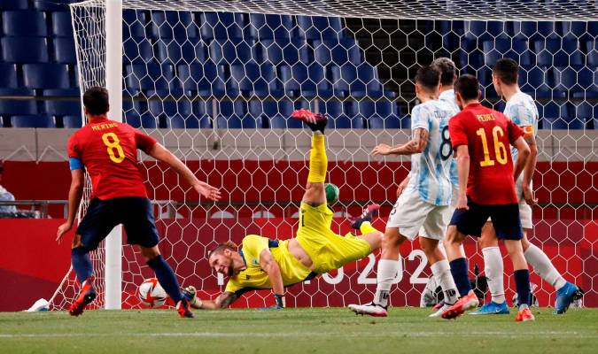 España empata con Argentina y pasa a cuartos en fútbol