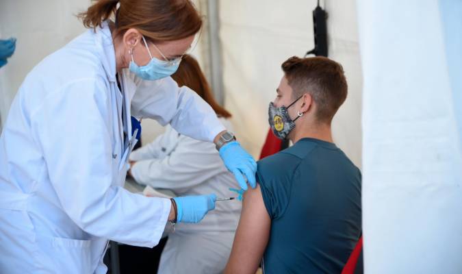 Un joven acude a recibir la vacuna contra el Covid-19. / E.P.