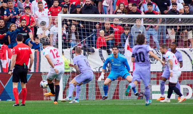 Rafa Mir marcando el único gol del Sevilla. / Joaquín Corchero - E.P.