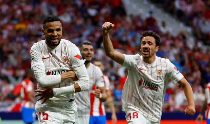 El delantero marroquí del Sevilla Youssef En-Nesyri (i) celebra el gol marcado al Atlético de Madrid. EFE /Sergio Pérez