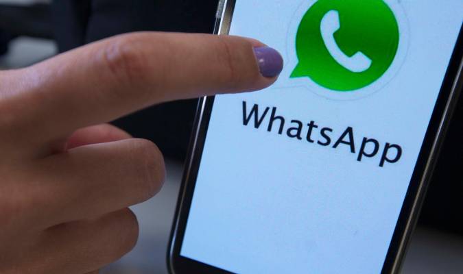 Fotografía de un teléfono móvil con el logo de la aplicación tecnológica WhatsApp. EFE/Marcelo Sayão
