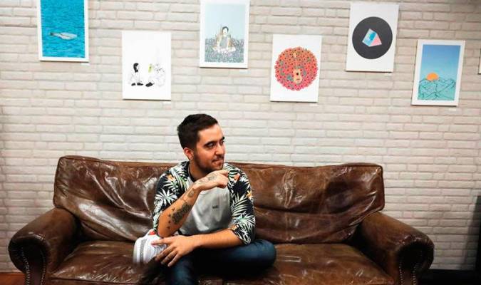 l cantante español Beret posa este miércoles durante una entrevista en la sede de la productora Warner en Madrid. EFE/ David Fernández