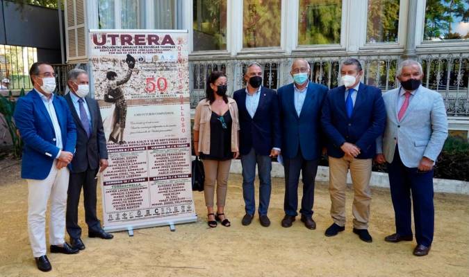 Elías Bendodo, acompañado de personalidades del mundo del toro y otras autoridades en la presentación del Encuentro Andaluz de Escuelas Taurinas.