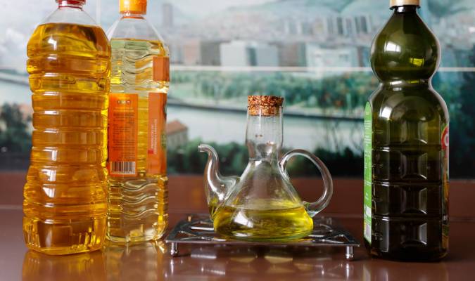 Botellas con diferentes tipos de aceite para cocinar, de oliva virgen, de 0,4 º y de girasol. EFE/Luis Tejido.