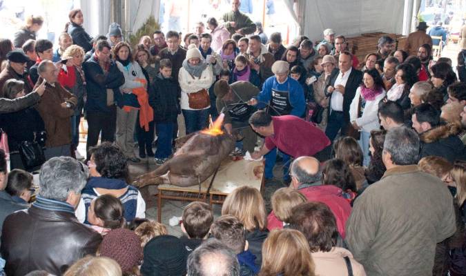 Recreación de los ritos de la matanza ante los visitantes de la localidad en una edición anterior del evento (Foto: Francisco J. Domínguez)