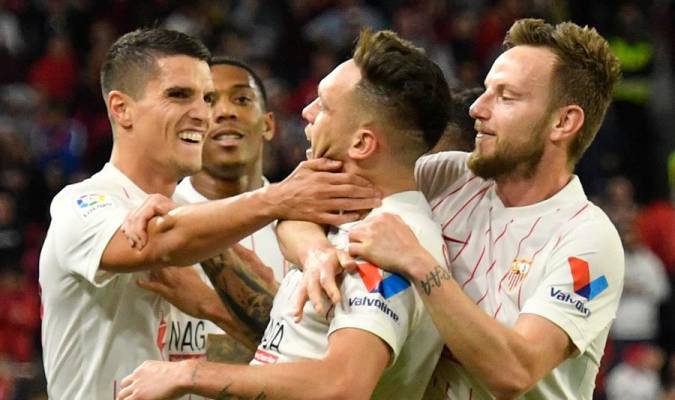 El Sevilla remonta y se aferra a la ‘Champions’
