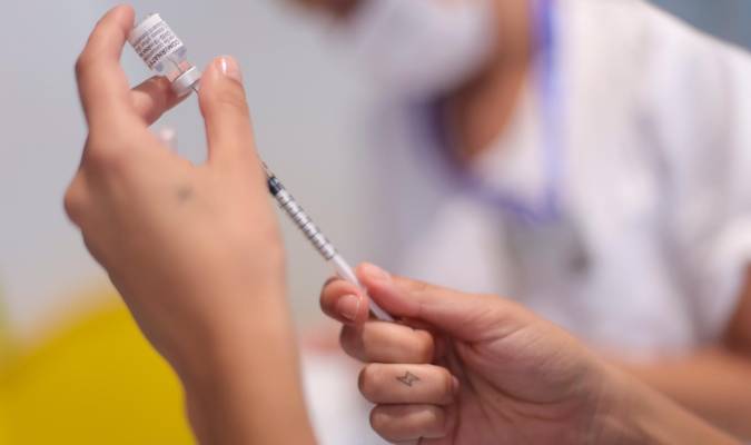 Una sanitaria recarga una dosis de la vacuna contra el Covid-19. / E.P.
