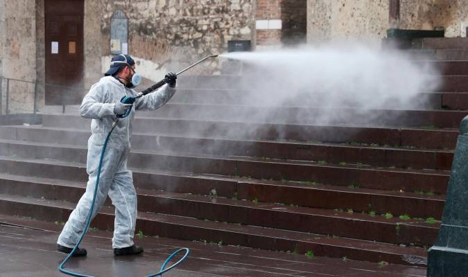 Un operario en labores de limpieza y desinfección en Brescia (Italia). / EFE