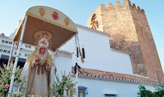 La Virgen de Peñaflor saliendo de su ermita en el paso de tumbilla (Foto: Hermandad de Nuestra Señora de Villadiego).