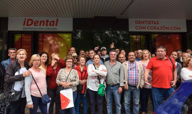 Muchos de los afectados se concentraron a las puertas de la clínica dental. / Jesús Barrera