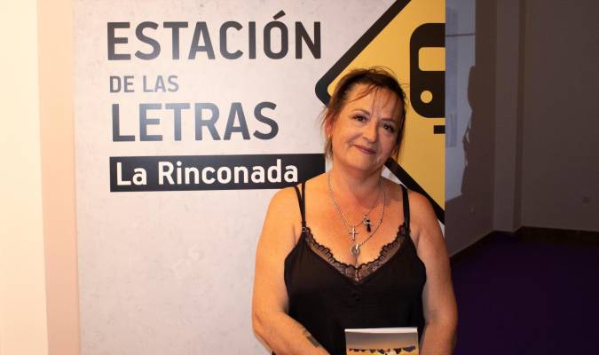La artista Belleda López en la presentación de ‘Tendiendo secretos’ en La Estación de las letras de La Rinconada (Foto: Francisco J. Domínguez)