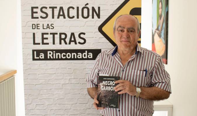 José Campanario, escritor natural y vecino de La Rinconada, con su última novela, ‘Negro carbón’ (Foto: Francisco J. Domínguez)