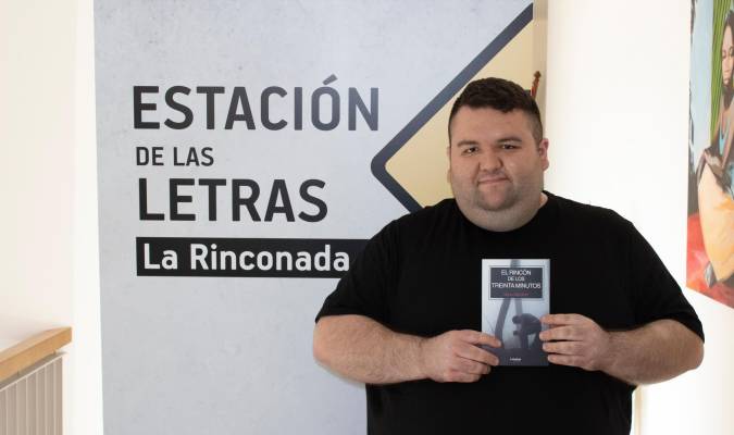 El autor local Manu Mitchell en La Estación de las Letras de La Rinconada (Foto: Francisco J. Domínguez)