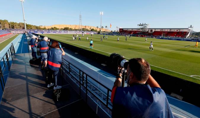  Jugadores de Levante y Sevilla durante su encuentro de Liga celebrado en el estadio Camilo Cano, en la Nucia, Alicante, este lunes. EFE / Manuel Lorenzo
