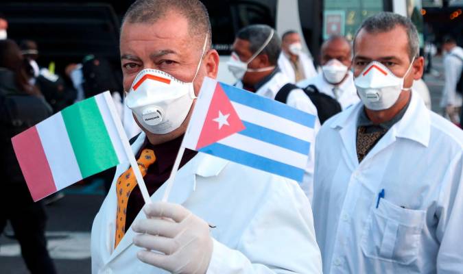 Médicos cubanos llegan a Italia para colaborar en la pandemia del coronavirus. / EFE