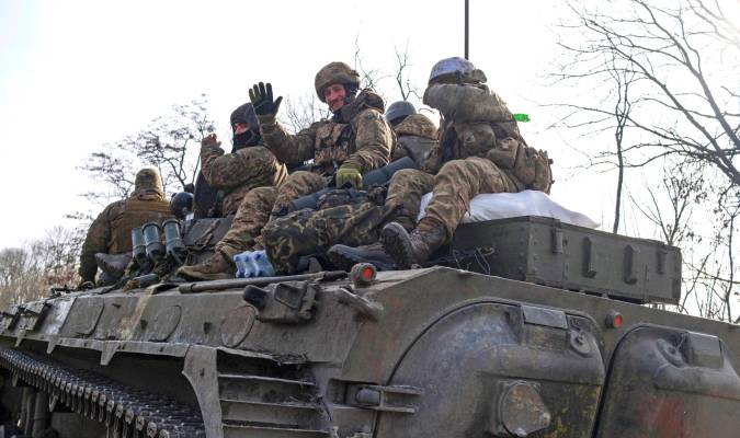 Imagen de soldados en la ciudad ucraniana de Bajmut, en el este de Ucrania. EFE/EPA/GEORGE IVANCHENKO