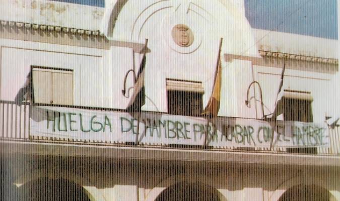 Pancartas colocadas en muchos ayuntamientos criticando el atraso secular de Andalucía durante los años 80. / Foto: I. Moreno.