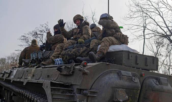 Imagen de soldados en la ciudad ucraniana de Bajmut, en el este del país. EFE/EPA/GEORGE IVANCHENKO