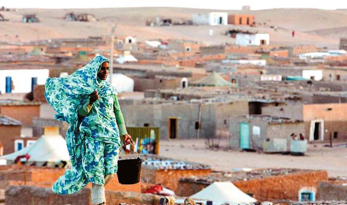Una saharaui camina por un campamento de refugiados de Tinduf.