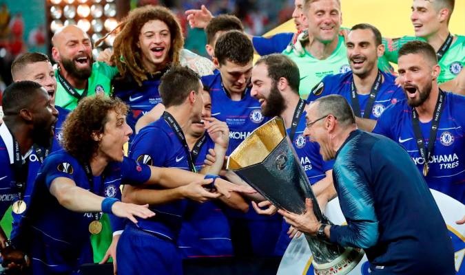 El entrenador Maurizio Sarri (d) de Chelsea celebra con los jugadores la victoria. EFE/MAXIM SHIPENKOV