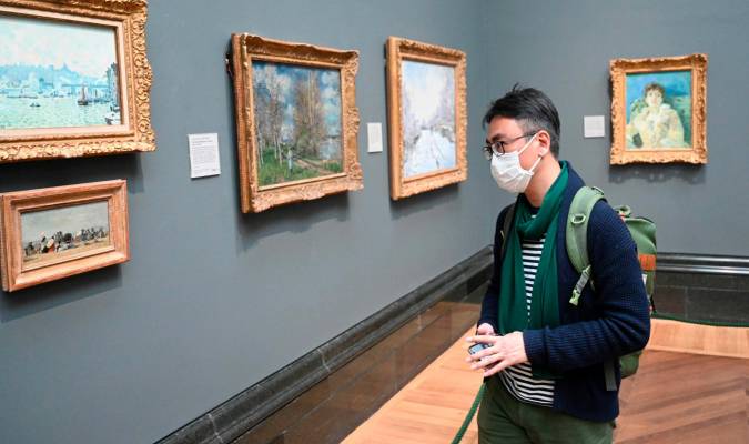 Un visitante contempla una obra de arte en la Galería Nacional de Londres. / Efe
