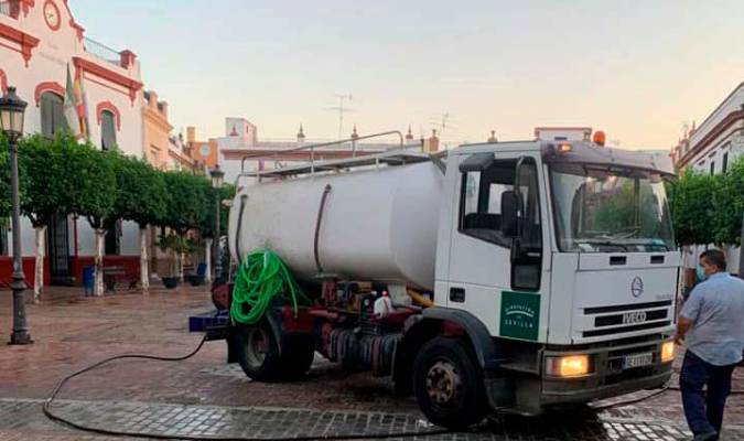 Desinfección de la plaza de España de La Algaba (Foto: Ayuntamiento de La Algaba)