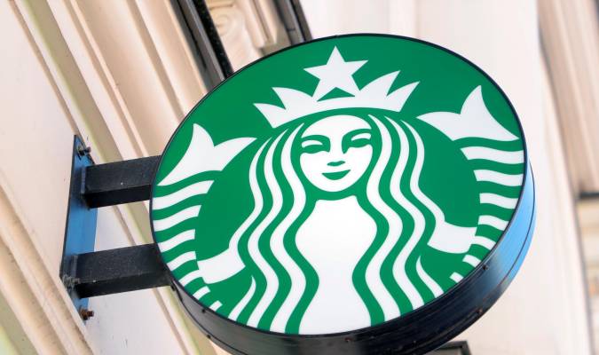 Insólita medida de Starbucks con sus trabajadores