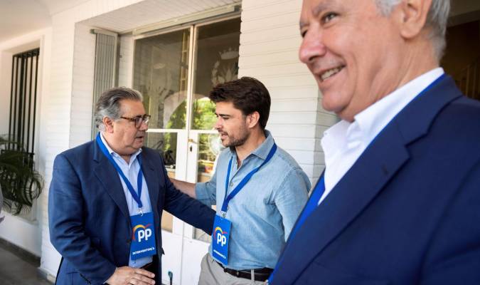 El candidato del PP a la alcaldía de Sevilla, Beltrán Pérez junto a Javier Arenas y el ex alcalde de Sevilla, Juan Ignacio Zoido. / Efe