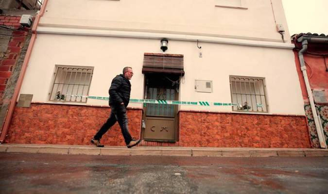 Una persona pasa ante la casa del autor confeso del crimen de Marta Calvo, Jorge Ignacio T.J. / EFE