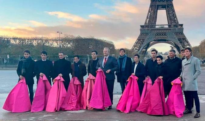Toreros franceses, acompañados del alcalde de Mont de Marsan, posan delante de la torre Eiffel de París.