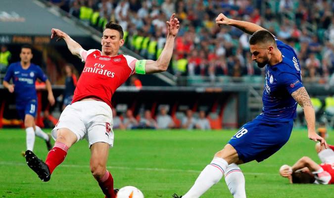 El jugador Olivier Giroud (d) de Chelsea disputa la pelota con Laurent Koscielny (i) de Arsenal. EFE/MAXIM SHIPENKOV