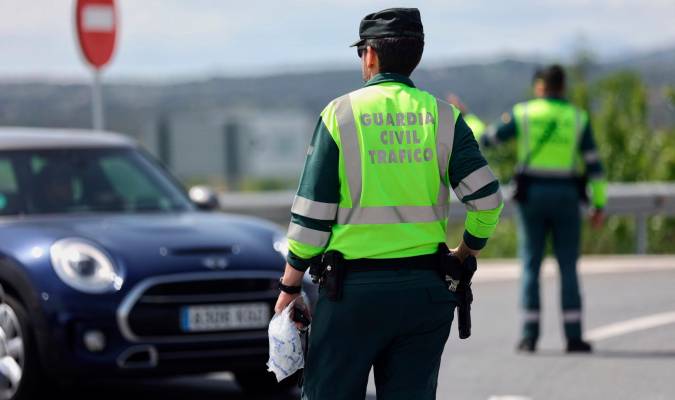 Dos agentes de la Guardia Civil en un control de tráfico. / E.P.