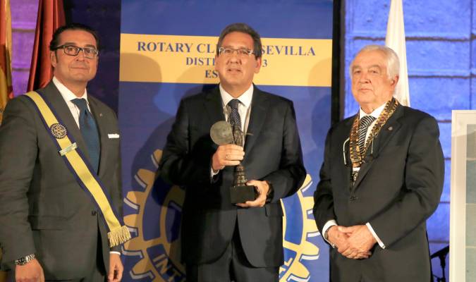 De izquierda a derecha Enrique Olivares, macero de Rotary Club de Sevilla, Antonio Pulido y Dimas Rizzo, presidente de Rotary.