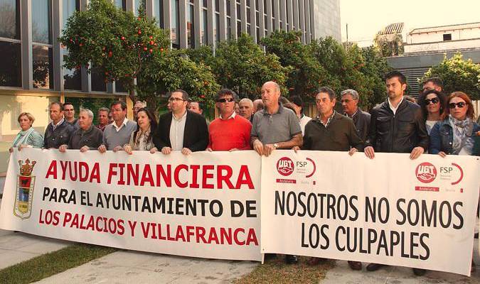 El alcalde de Los Palacios, Juan Manuel Valle, recibe apoyos de plantilla y alcaldes de la provincia.