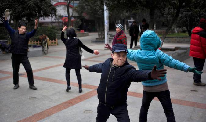 Ancianos bailan en un parque en Wuhan (China), en una fotografía de archivo. EFE/ How Hwee Young