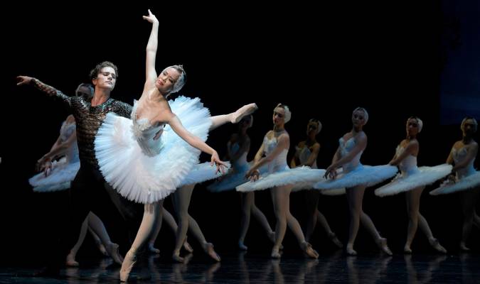 El ‘Lago de los cisnes’ regresa al Maestranza de la mano del Aalto Ballett Essen