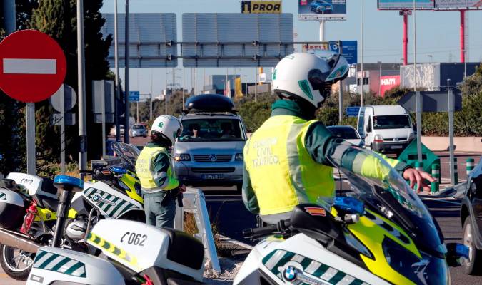 Dos agentes de la Guardia Civil de Tráfico regulan la fluidez en los desplazamientos de los automovilistas. EFE/Manuel Bruque