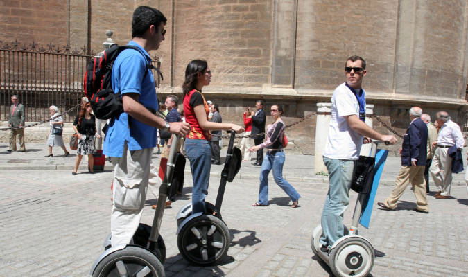 Un atractivo turístico de Sevilla es el paseo en patinete por el centro histórico.