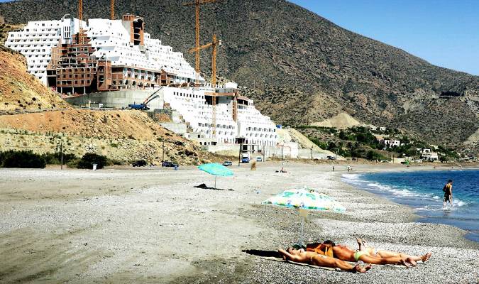 Playa del Algarrobico (Carboneras, Almería), con el hotel ilegal que nunca acaba de demolerse. / El Correo