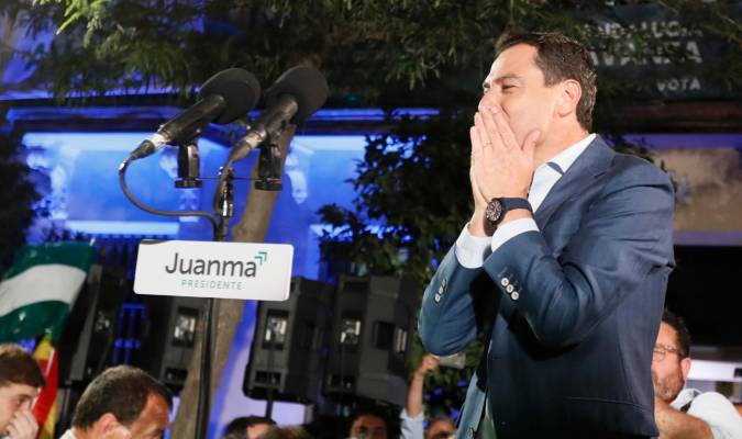 El candidato del PP a la reelección de la Junta de Andalucía, Juanma Moreno, a las puertas de la sede del partido en Sevilla. EFE/José Manuel Vidal