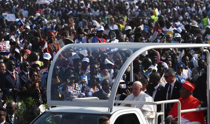 El papa Francisco es recibido por una gran multitud antes de celebrar una misa en la zona del Aeropuerto Ndolo de Kinsasa durante su viaje a la República Democrática del Congo este 1 febrero. EFE/EPA/CIRO FUSCO