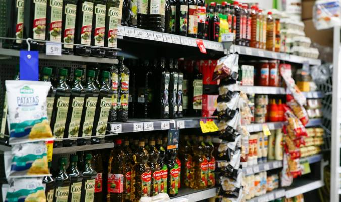 Imagen de archivo de varias botellas de aceite en un supermercado de Madrid. EFE/ Victor Casado