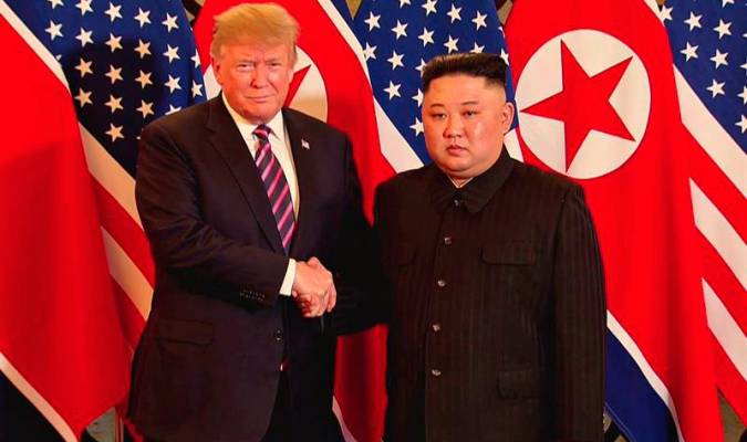 Donald Trump y Kim Jong-un durante su segunda cumbre en Hanói. / EFE