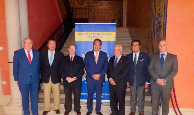  Antonio Pulido con el presidente de Rotary Club de Sevilla, Dimas Rizzo (a su izquierda) y otros miembros de la Junta Directiva del club. / El Correo