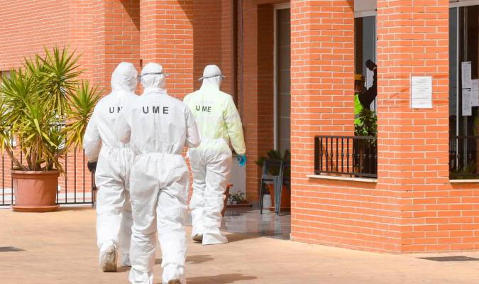 Efectivos de la UME entran en una residencia andaluza. / EFE