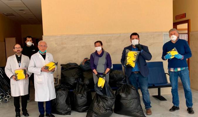 Entrega de las primeras 13.000 mascarillas elaboradas por voluntarios de Gines bajo la coordinación del Ayuntamiento. Foto: Ayto. Gines