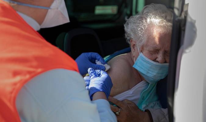 La Junta avisa que no se podrán vacunar a los mayores de 70 años hasta mayo