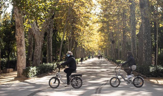 Varios transeúntes en bicicleta por el Parque de Maria Luisa. / María José López - E.P.