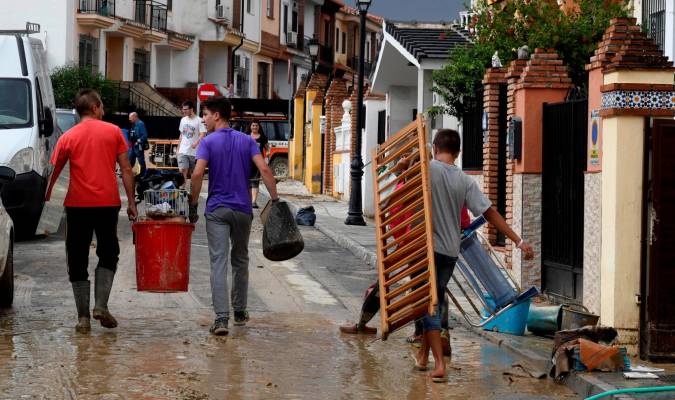 Vecinos, bomberos y Proteccion Civil achican agua en la población de Las Gabias (Granada).. EFE/Miguel Angel Molina