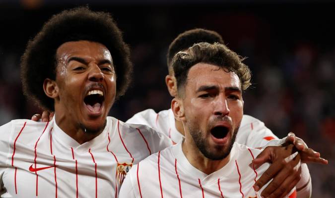Los jugadores del Sevilla, Munir El Haddadi y el francés Jules Koundé, celebran el primer gol del equipo andaluz. EFE/Julio Muñoz.